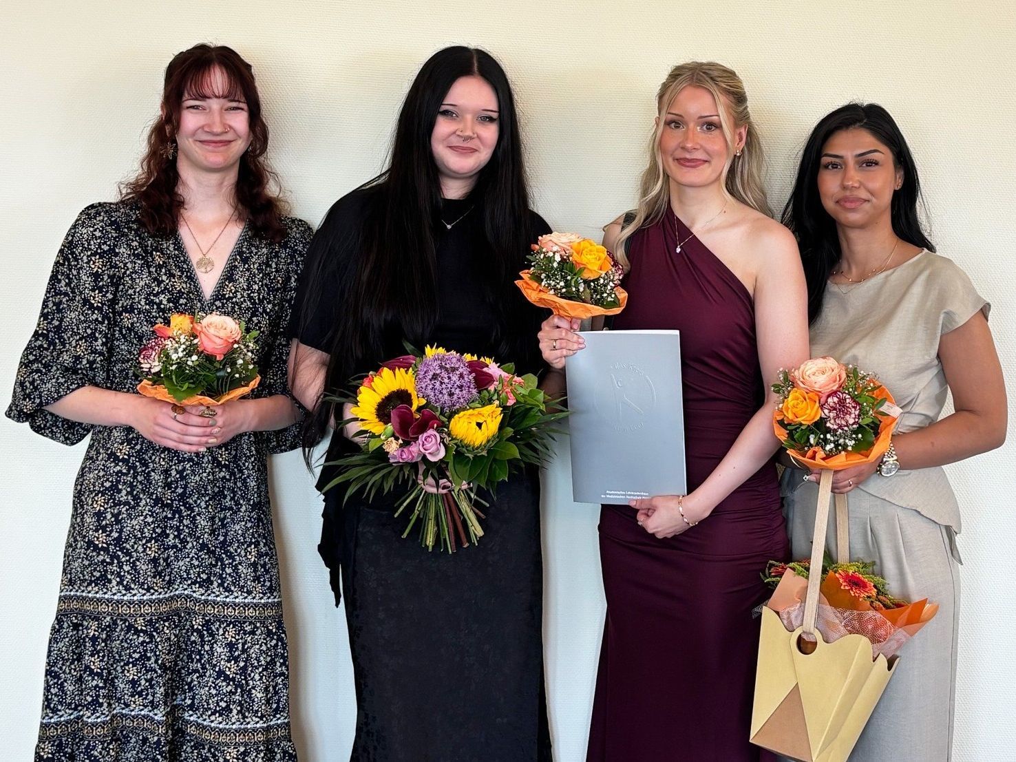 Haben die Ausbildung zum Operationstechnischen Assistenten (OTA) erfolgreich abgeschlossen (v. l.): Lilly Otto, Maya Kluge, Bianca Harms und Sebihana Ali. Es fehlen: Aliyah Güler, Aische Ennen. Fotografie: Trägergesellschaft