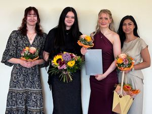 Haben die Ausbildung zum Operationstechnischen Assistenten (OTA) erfolgreich abgeschlossen (v. l.): Lilly Otto, Maya Kluge, Bianca Harms und Sebihana Ali. Es fehlen: Aliyah Güler, Aische Ennen. Fotografie: Trägergesellschaft