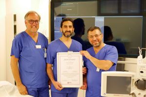 Präsentieren ihr Zertifikat: Dr. Torsten Stein, Louay Alhaiany und Mohamad Alzaim