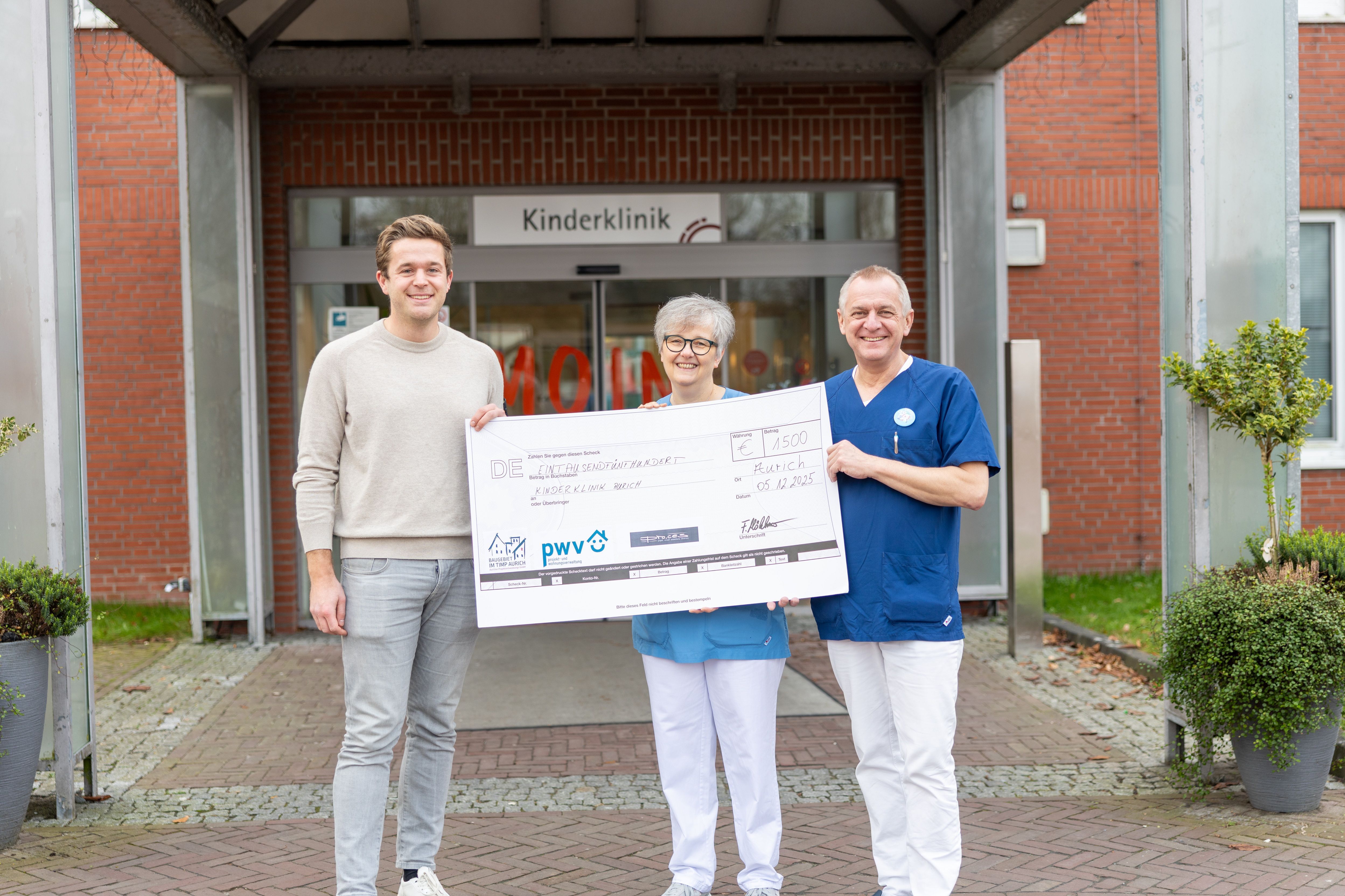 Geschäftsführer Frederik Möhlmann von der PWV übergab eine Spende in Höhe von 1500 Euro an die Kinderklinik der UEK Aurich, vertreten durch Erzieherin Antje Meyer und Chefarzt Dr. Gerhard Däublin.