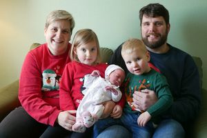 Die kleine Thekla Saathoff kam am 24. Dezember in der UEK Aurich zur Welt – ein besonderes Geschenk für ihre Geschwister Thea und Lönne sowie Mutter Lisa und Vater Tobias. Fotografie: Trägergesellschaft