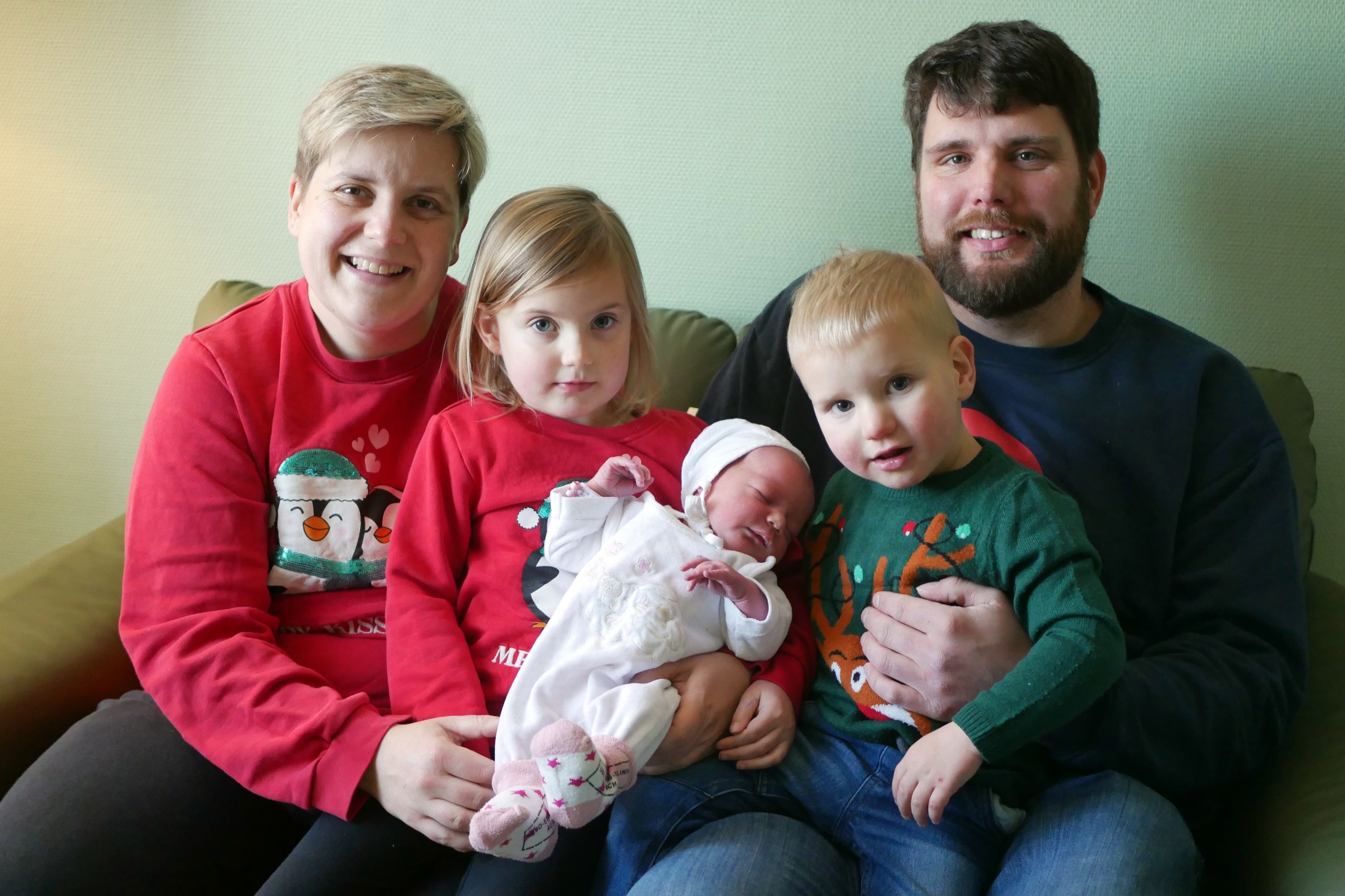 Die kleine Thekla Saathoff kam am 24. Dezember in der UEK Aurich zur Welt – ein besonderes Geschenk für ihre Geschwister Thea und Lönne sowie Mutter Lisa und Vater Tobias. Fotografie: Trägergesellschaft