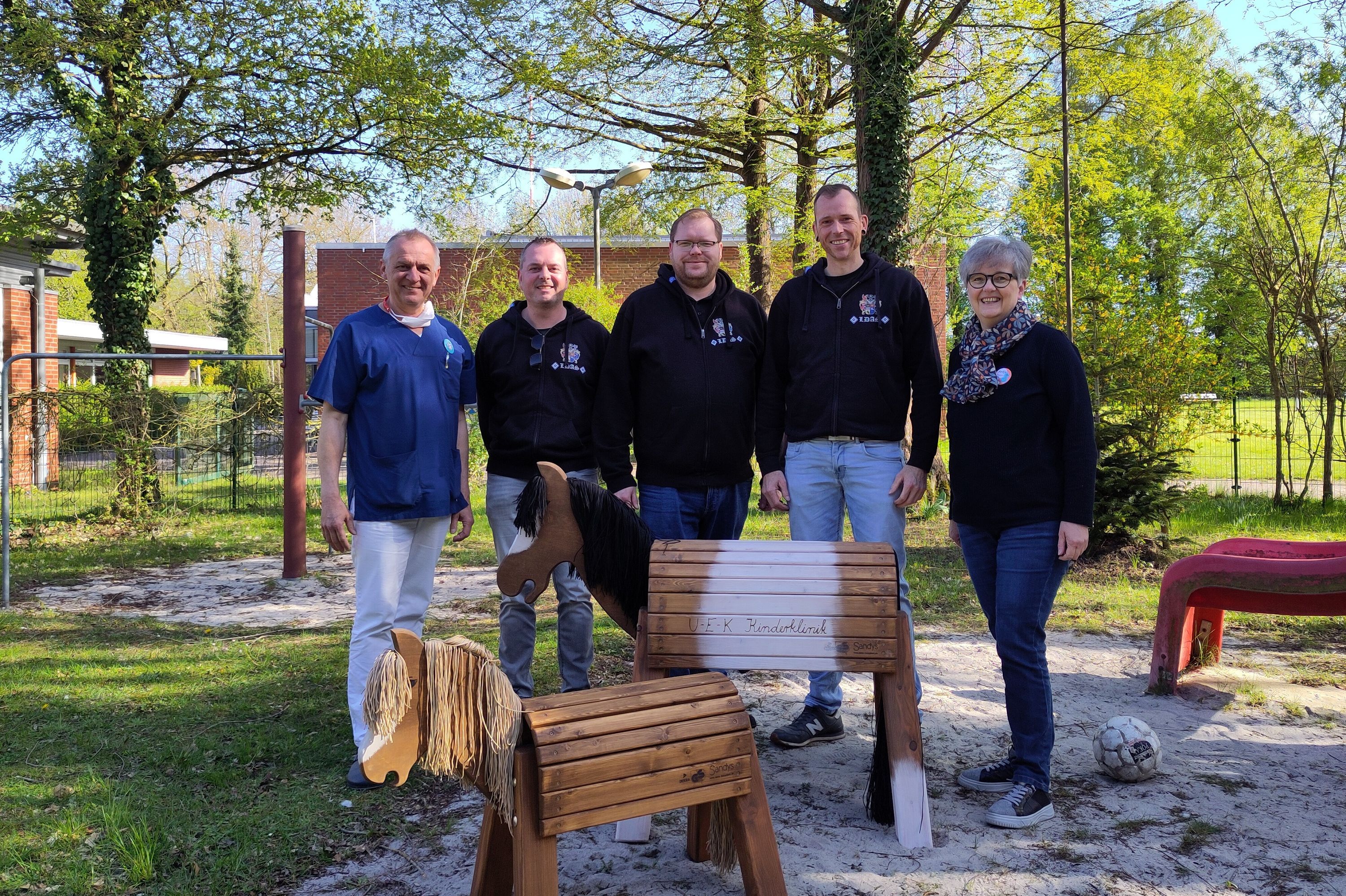Spendenübergabe mit Vertretern des Fanclubs und der Klinik