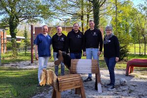 Spendenübergabe mit Vertretern des Fanclubs und der Klinik