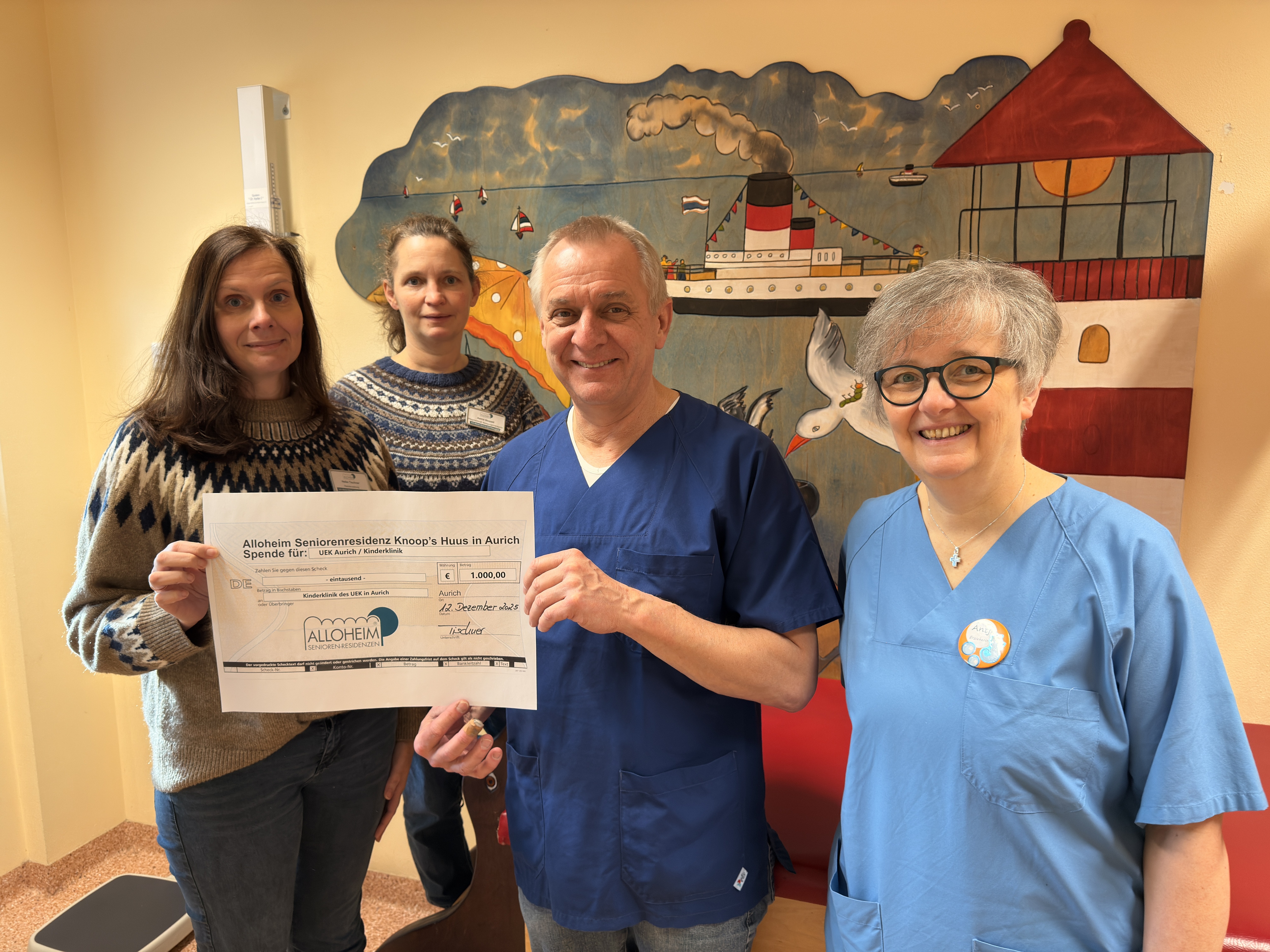 Heike Tischner und Astrid Stoppel von der Alloheim Senioren-Residenz „Knoop’s Huus“ übergaben die Spende an Dr. Gerhard Däublin, Chefarzt der Kinderklinik, und Erzieherin Antje Meyer. Foto: Trägergesellschaft